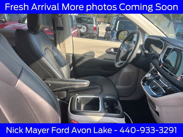 Used 2024 Chrysler Pacifica Touring-L FWD image 12