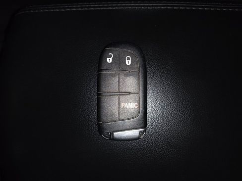 Used 2018 Jeep Grand Cherokee Laredo image 32