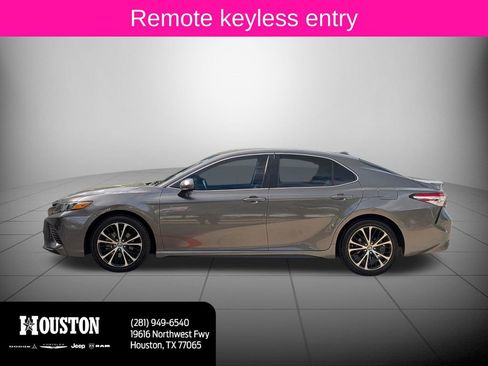Used 2020 Toyota Camry SE image 8