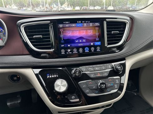 Used 2017 Chrysler Pacifica Limited FWD image 34