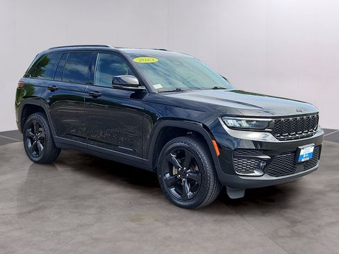 Used 2023 Jeep Grand Cherokee Altitude AWD/4WD image 29