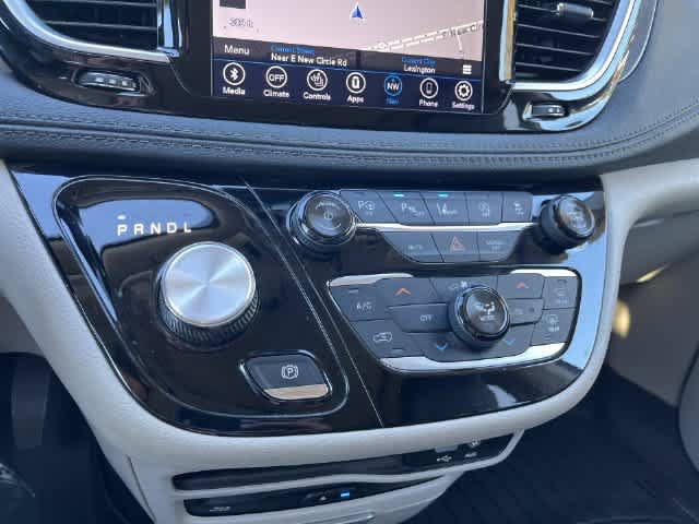 Used 2018 Chrysler Pacifica Limited w/ Advanced Safetytec Group FWD image 24
