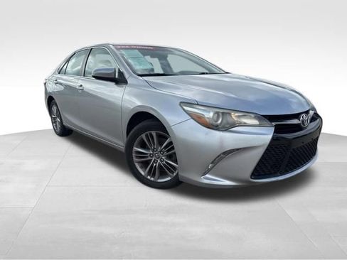 Used 2015 Toyota Camry SE FWD image 2