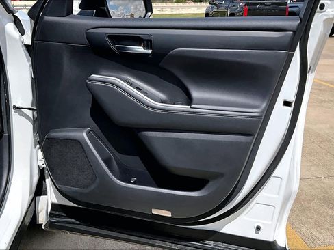 Used 2022 Toyota Highlander XLE image 23