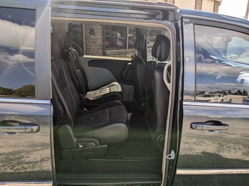 Used 2014 Chrysler Town & Country Touring FWD image 15