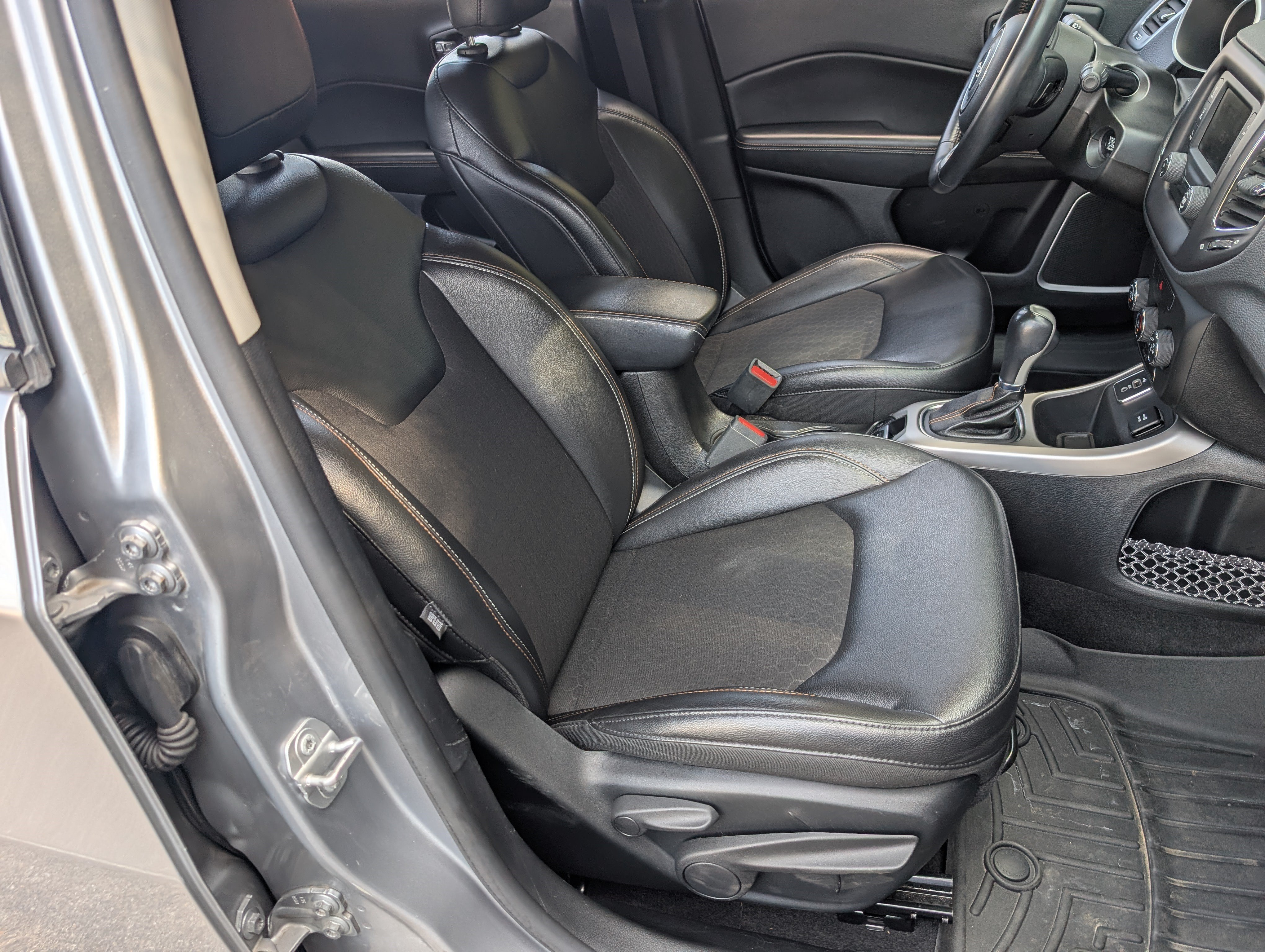Used 2018 Jeep Compass Latitude FWD image 20
