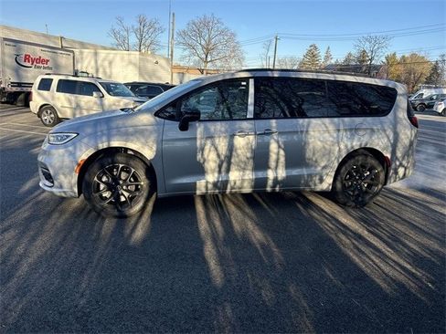 New 2026 Chrysler Pacifica Select w/ S Appearance Package image 5