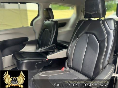 Used 2024 Chrysler Pacifica Touring-L FWD image 9