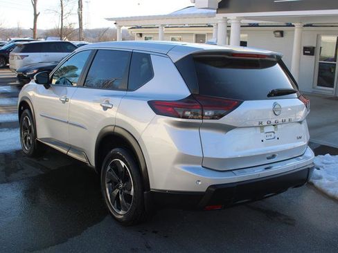 Used 2024 Nissan Rogue SV image 5