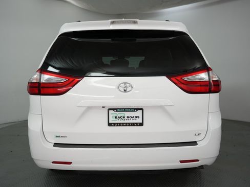 Used 2018 Toyota Sienna LE image 8