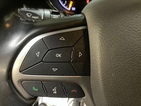 Used 2021 Jeep Grand Cherokee Laredo AWD/4WD image 21