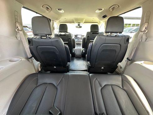 Used 2020 Chrysler Pacifica Touring-L Plus FWD image 6