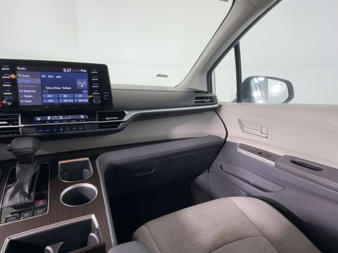 Used 2024 Toyota Sienna LE image 27