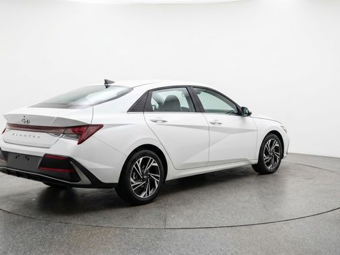Used 2025 Hyundai Elantra SEL FWD image 9