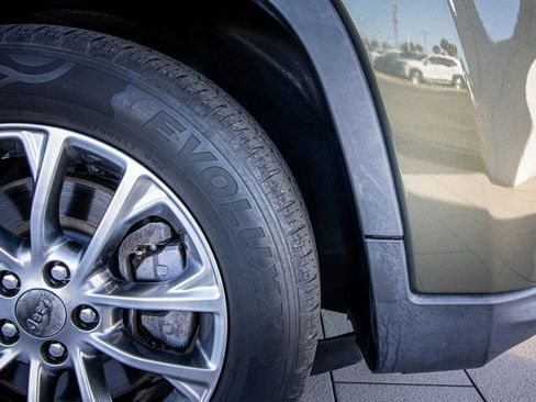 Used 2019 Jeep Cherokee Latitude Plus image 21