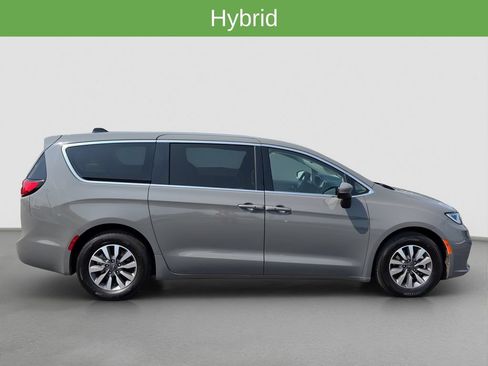 Used 2023 Chrysler Pacifica Touring-L FWD image 7