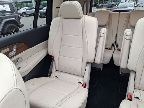 Used 2025 Mercedes-Benz GLS 450 4MATIC image 12