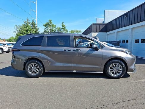 Certified 2024 Toyota Sienna XLE FWD image 7