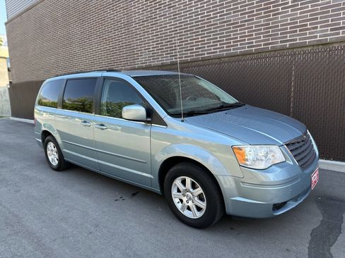 Used 2010 Chrysler Town & Country Touring image 3