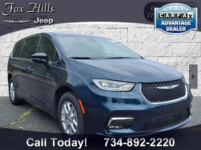 New 2025 Chrysler Pacifica Select