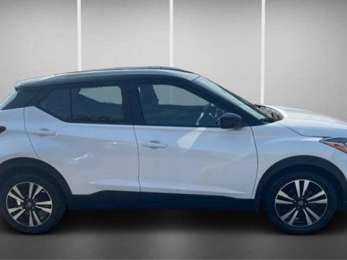 Used 2020 Nissan Kicks SV FWD image 3