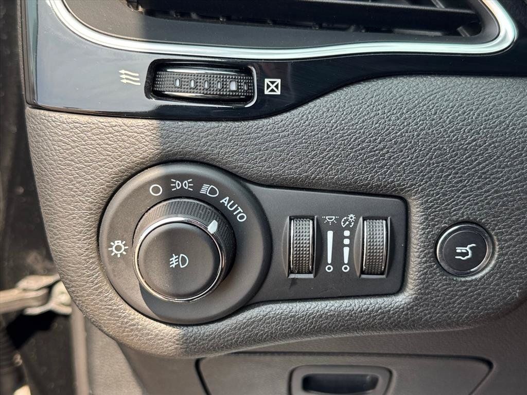 Used 2023 Jeep Cherokee Altitude Lux AWD/4WD image 18