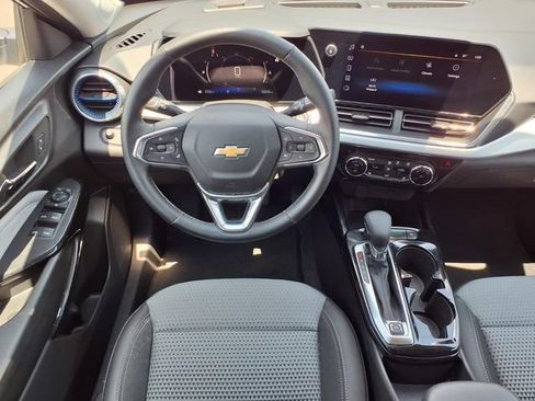 Used 2024 Chevrolet Trax LT w/ LT Convenience Package FWD image 6