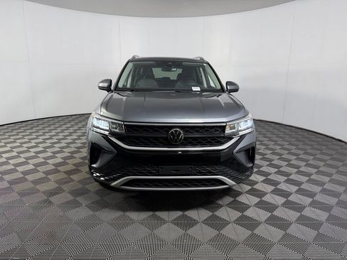 Used 2023 Volkswagen Taos SE w/ Panoramic Sunroof Package FWD image 5