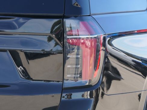 Used 2025 Chevrolet Suburban Z71 AWD/4WD image 5