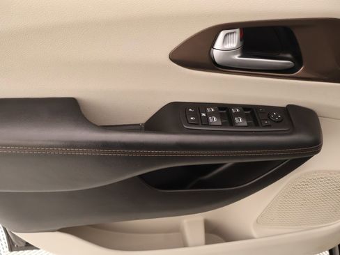 Used 2017 Chrysler Pacifica Touring-L Plus w/ Advanced Safetytec Group FWD image 18
