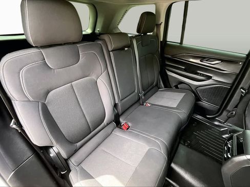 Used 2023 Jeep Grand Cherokee Laredo w/ Luxury Tech Group I AWD/4WD image 20
