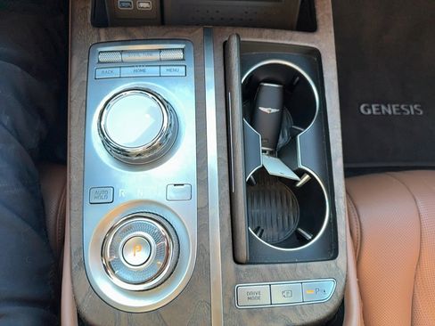 Used 2023 Genesis G80 image 32