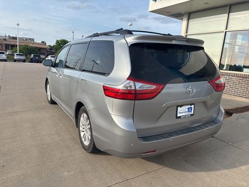 Used 2015 Toyota Sienna XLE Premium FWD image 7