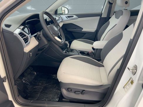 New 2026 Volkswagen Taos SE image 5