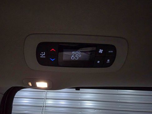 Used 2021 Chrysler Pacifica Limited FWD image 21