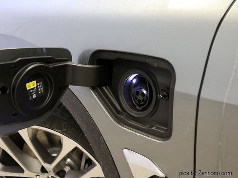 New 2026 BMW X5 xDrive50e w/ Climate Comfort Package image 10