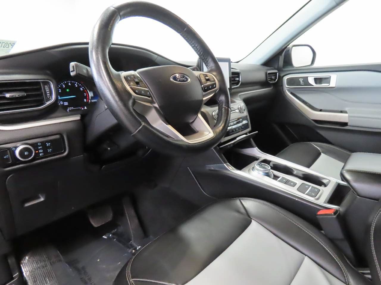 Used 2023 Ford Explorer XLT w/ Equipment Group 202A RWD image 9