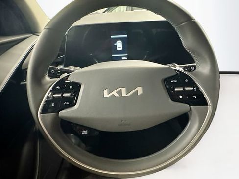Used 2025 Kia Niro EX FWD image 11