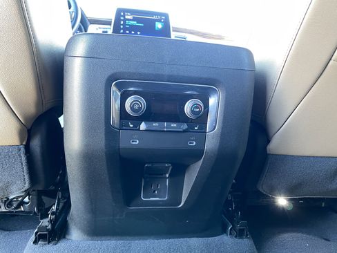 Used 2023 Chevrolet Tahoe Premier AWD/4WD image 18