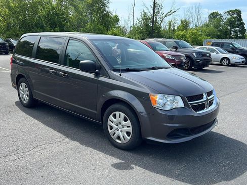 Used 2019 Dodge Grand Caravan SE FWD image 4