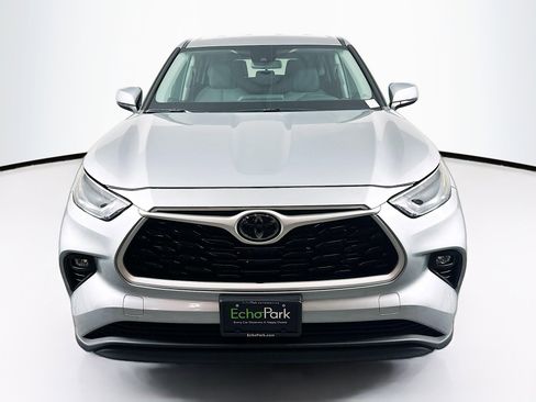 Used 2023 Toyota Highlander LE image 2