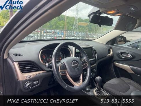 Used 2017 Jeep Cherokee Latitude w/ Cold Weather Group AWD/4WD image 4