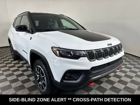 Used 2025 Jeep Compass Trailhawk AWD/4WD image 7