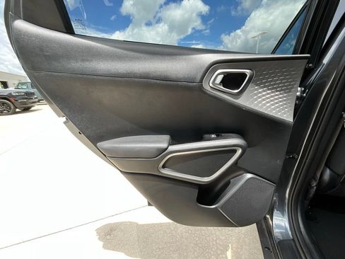 Used 2022 Kia Soul LX FWD image 17