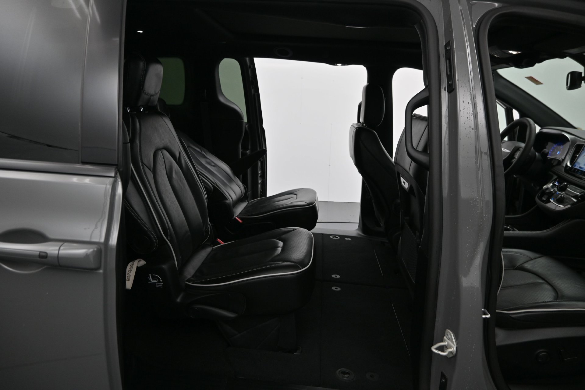 Used 2025 Chrysler Pacifica Limited FWD image 18