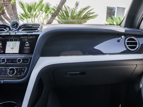 Used 2025 Bentley Bentayga Extended Wheelbase image 16