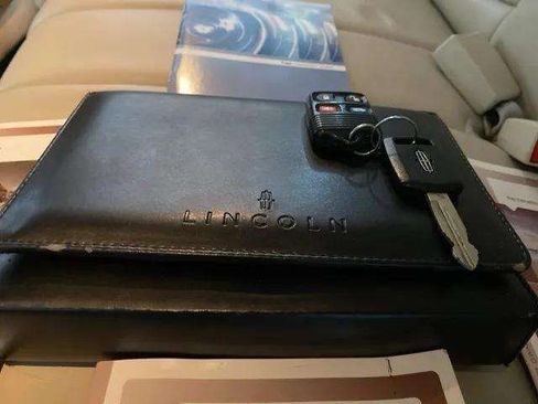 Used 2005 Lincoln Town Car Signature image 89