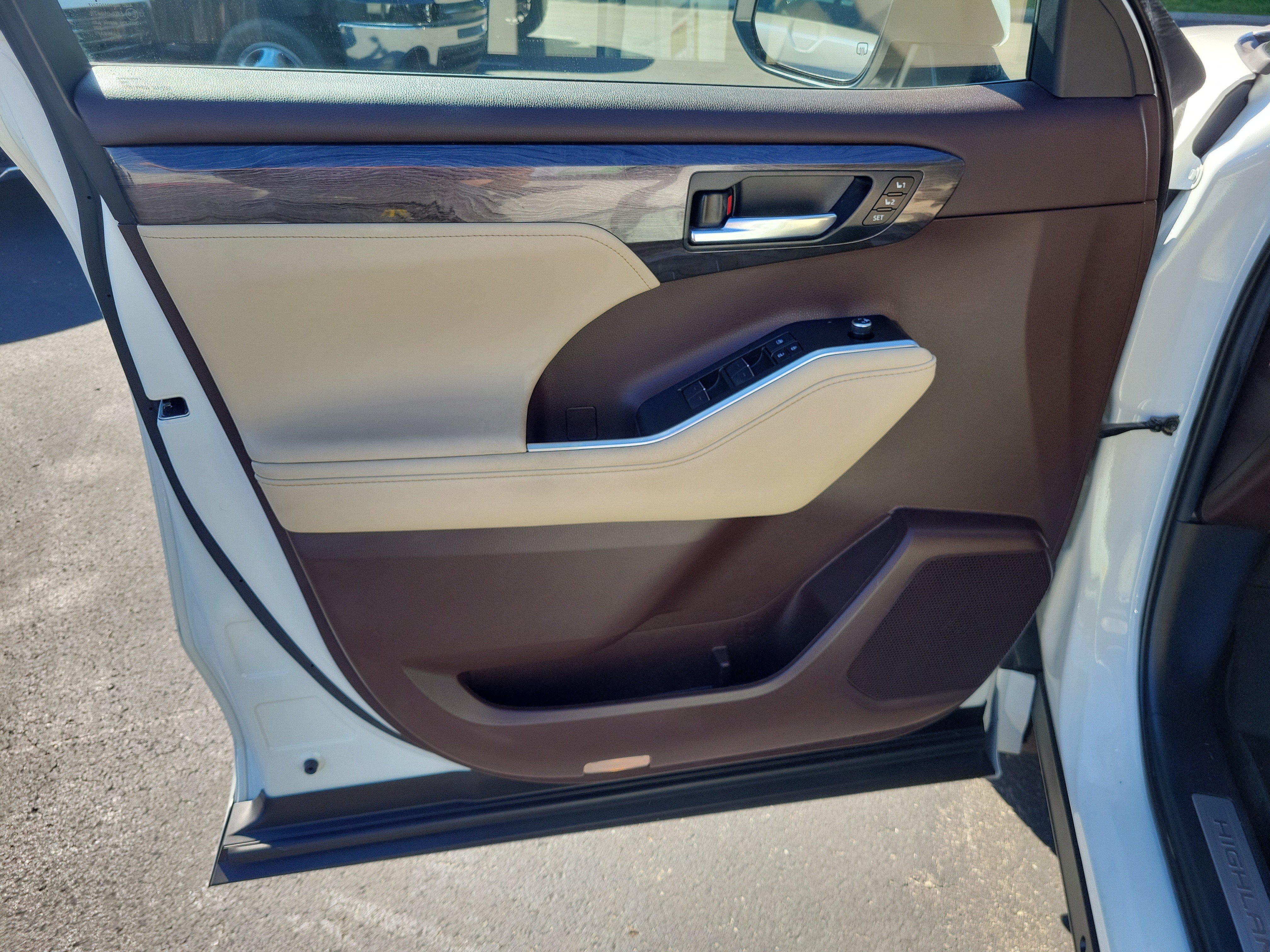 Used 2021 Toyota Highlander Limited AWD/4WD image 18