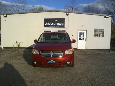 Used 2010 Dodge Grand Caravan SXT FWD image 2