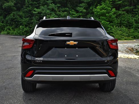 Used 2025 Chevrolet Trax LT w/ LT Convenience Package FWD image 7